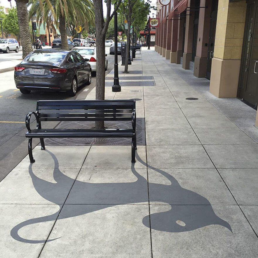 seniman pejalan kaki Seniman Ini Membuat Bingung Para Pejalan Kaki dengan Karyanya bayangan