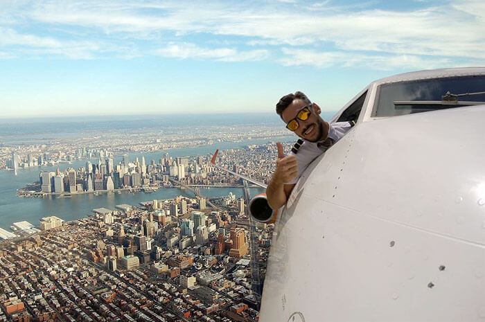 Epik Tapi Hoax Saja, Selfie Pilot di Pesawat Saat Terbang-cover