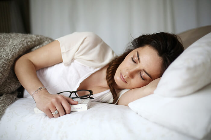 Hindari Kebiasaan Buruk Sebelum Tidur Ini Agar Rambut Tak Rusak-e