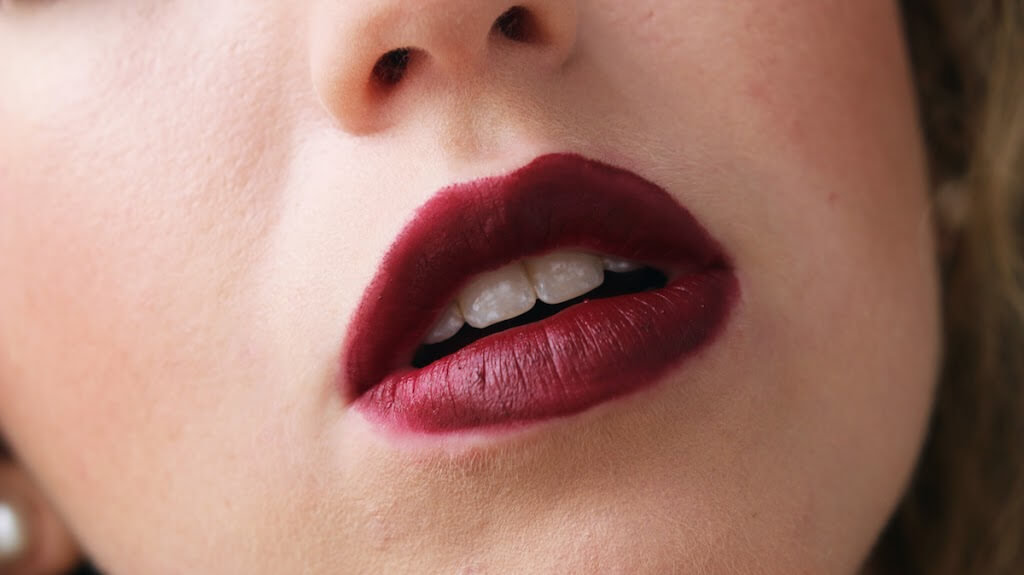 7 Tips Penting Agar Lipstik Gelap Terlihat Mantap