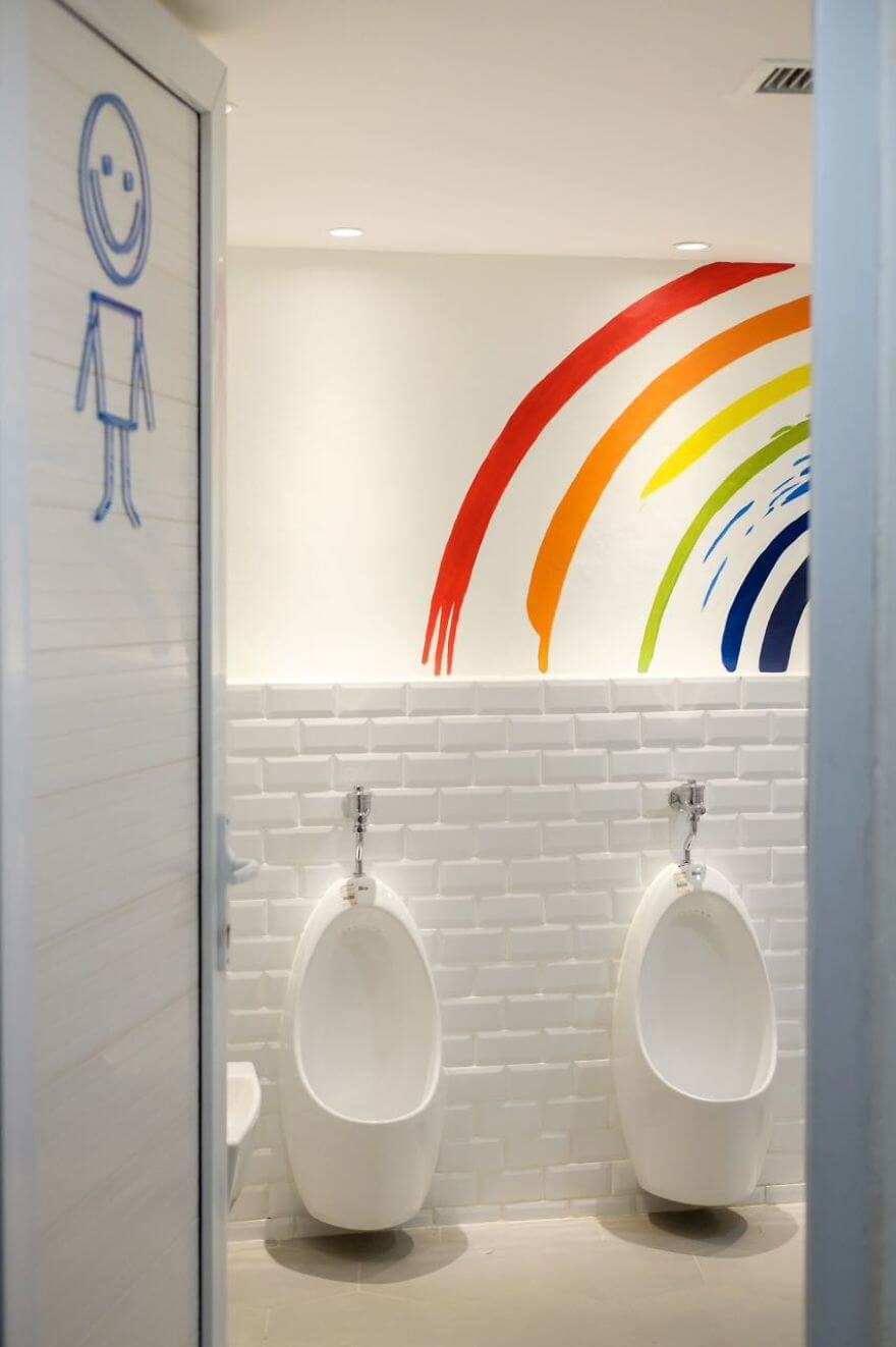 Dengan Mural, Toilet Anak Ini Berubah Menjadi Lebih Ceria dan Menyegarkan Mata!