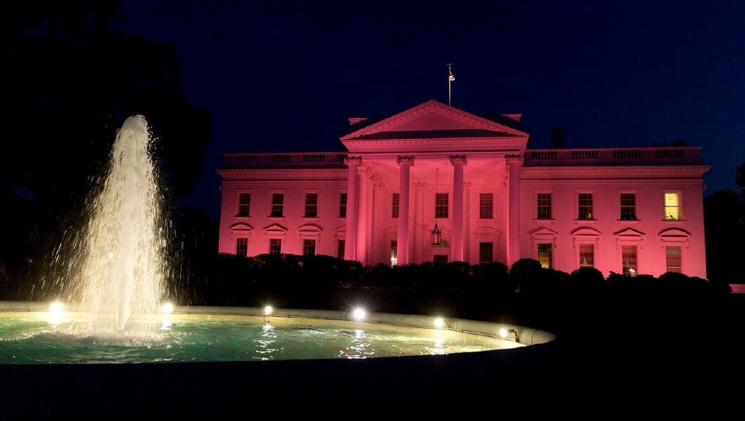 White House Berubah Menjadi Pink di Awal Oktober