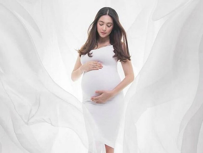 Cantik Dengan Outfits Serba Putih, Nabila Syakieb Jalani Maternity Photoshoot-cover