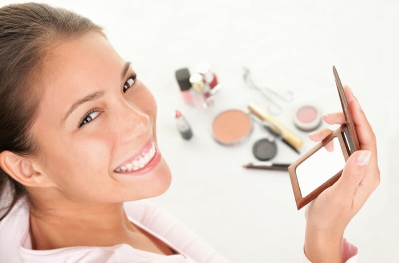 Kebiasaan-Kebiasan Jorok Wanita Saat Pakai Makeup