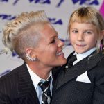 Cutest Thing Ever! Nasehat Pink Buat Putri Kecilnya Saat Bertanya tentang Pacaran-cover