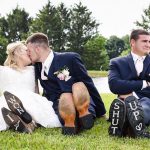 Pria Ini Ajak Sahabatnya Ikut Foto Pertunangan dan Pernikahan