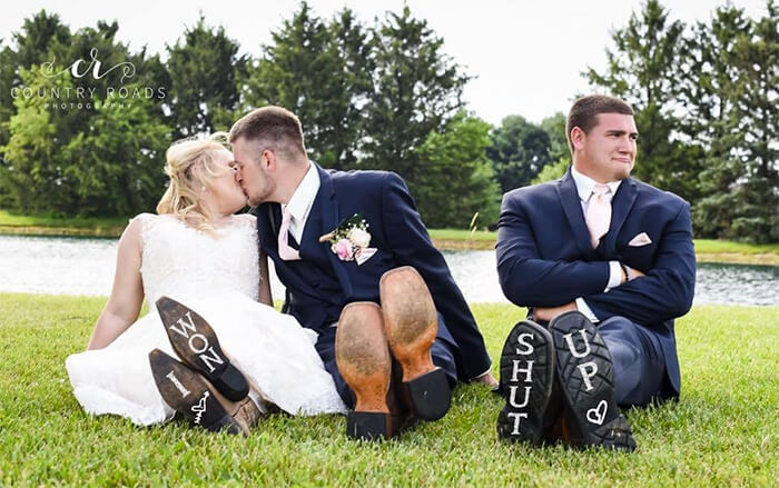 Pria Ini Ajak Sahabatnya Ikut Foto Pertunangan dan Pernikahan