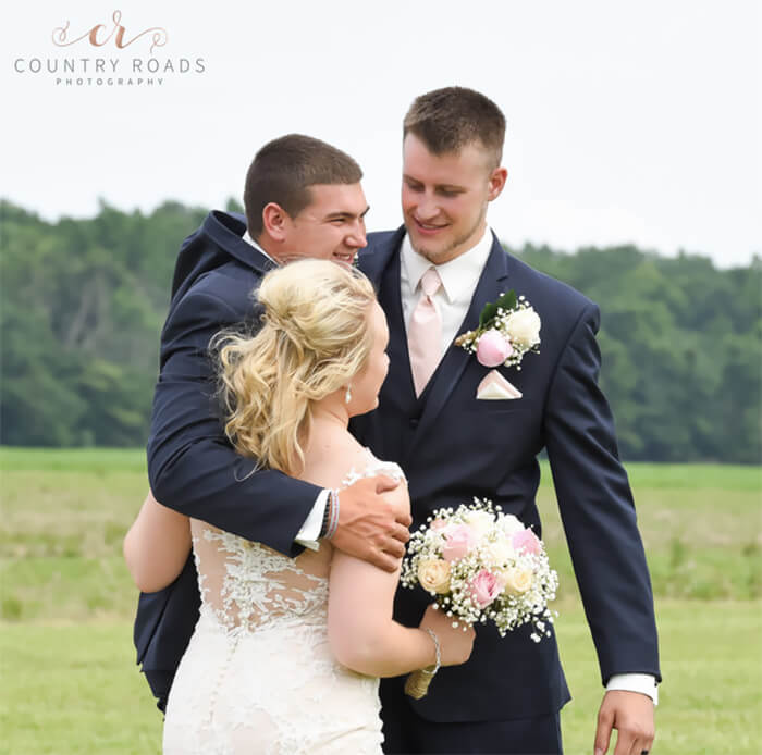 Pria Ini Ajak Sahabatnya Ikut Foto Pernikahan, Hasilnya Luar Biasa!