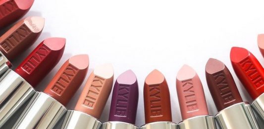 Bosan dengan Lipcream? Kylie Jenner Tawarkan Produk Lipstik Tradisional