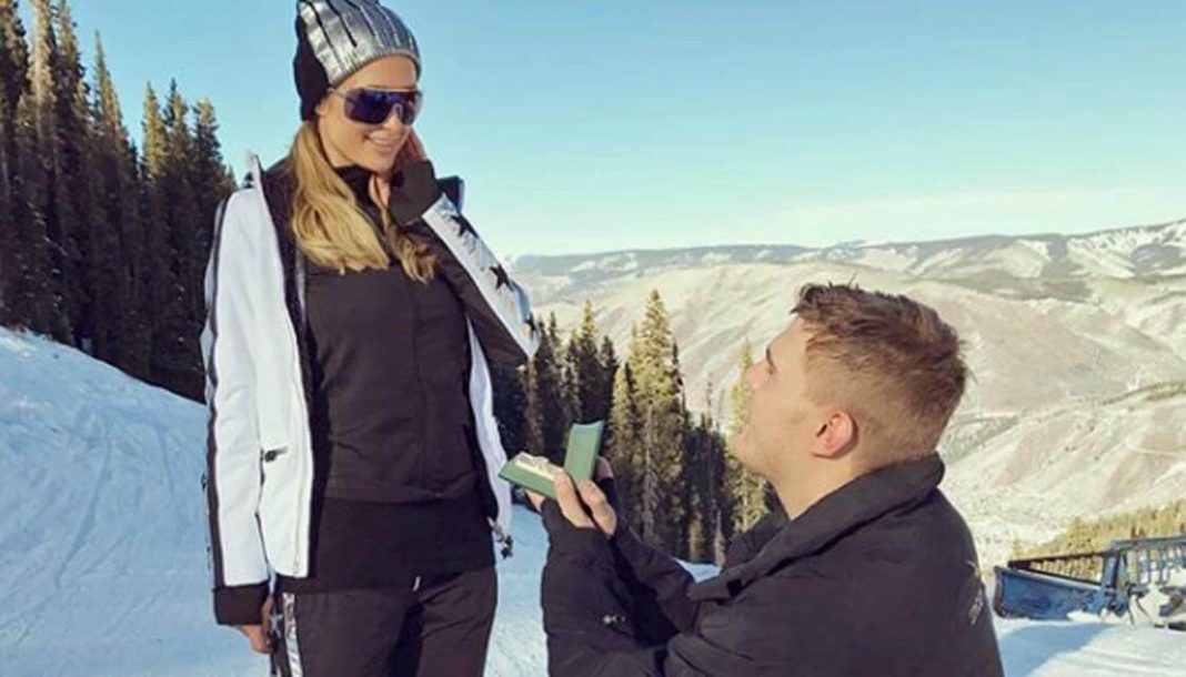 Congrats! Paris Hilton Bertunangan di Aspen