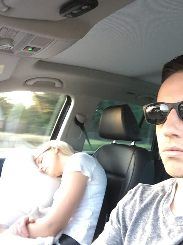 Usil Banget! Pria Ini Kumpulkan Foto Istrinya yang Tidur Pulas di Mobil
