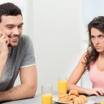 10 Cara Berhenti Bersikap Posesif terhadap Pasangan