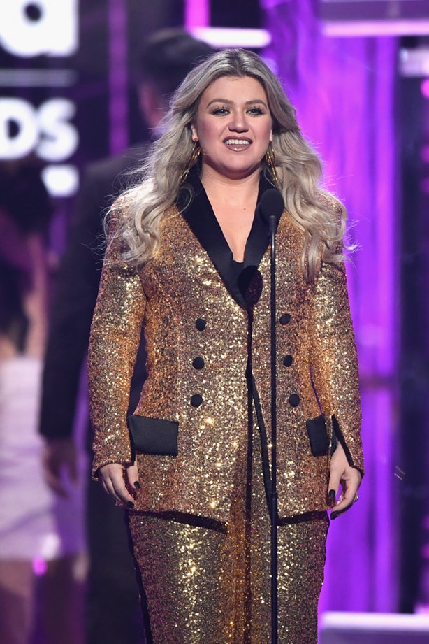 Billboard Music Awards 2018: Fashion Unik ala Kelly Clarkson