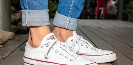 Trik Cerdas Bersihkan Sneaker Putih Seperti Baru