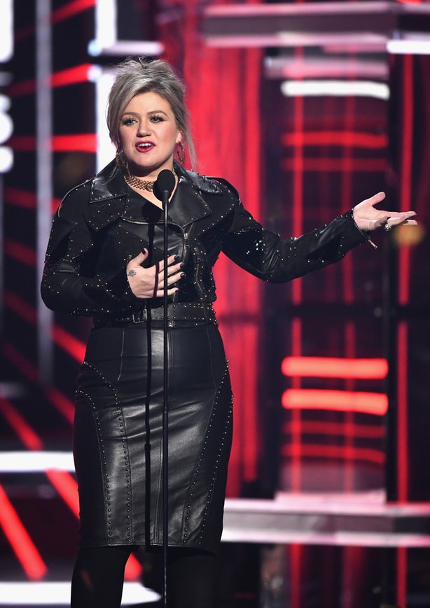 Billboard Music Awards 2018: Fashion Unik ala Kelly Clarkson