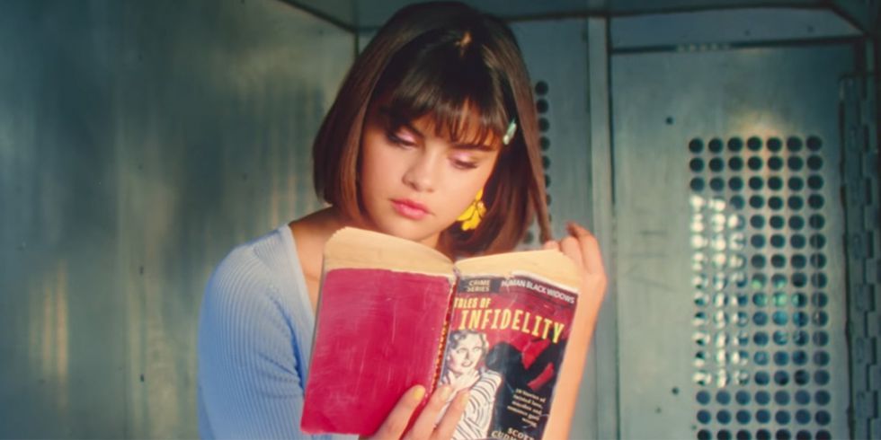 Hairstylist Selena Gomez Bocorkan Rahasia Cara Membentuk Gaya Rambut Vintage ala Video Klip “Back to You”