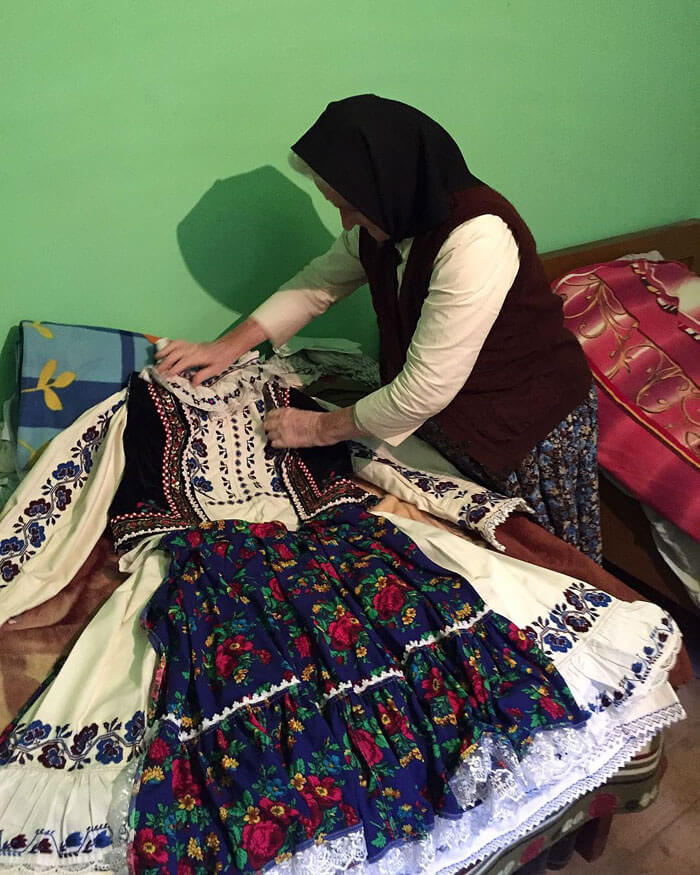 Ups, Dior Diprotes Warga Romania karena Ketahuan Menjiplak Busana Tradisionalnya