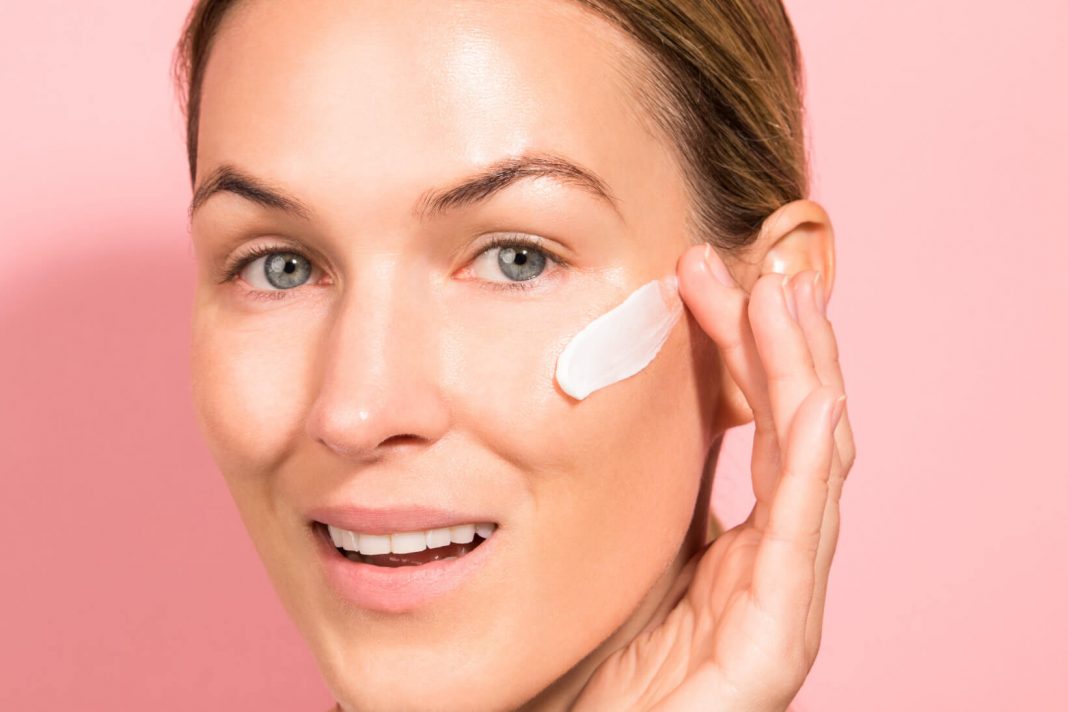 6 Sunscreen yang Tidak Menimbulkan Rasa Lengket di Kulit Wajah-cover