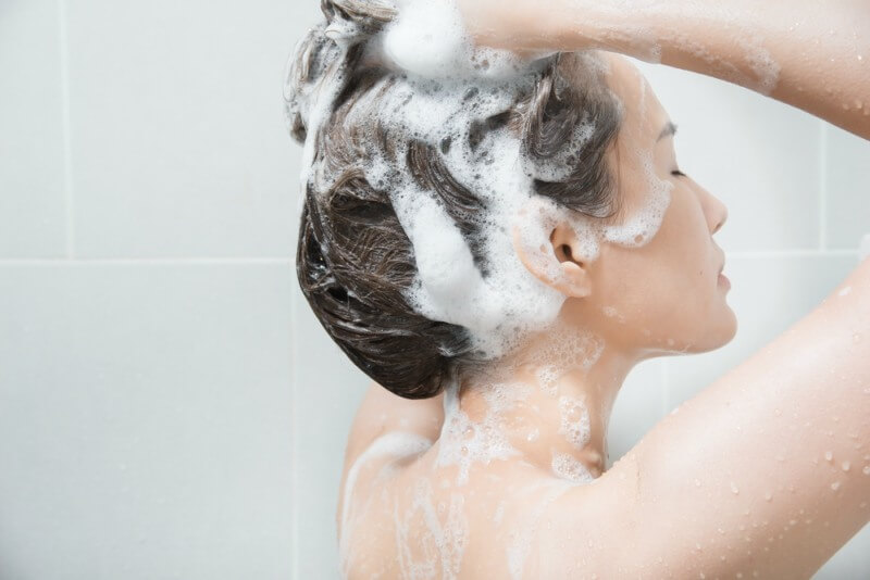 Seberapa Seringkah Kita Seharusnya Mencuci Rambut?