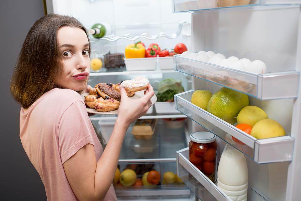 Tekan Keinginan Makan Berlebihan Saat Emosi dengan Tips Berikut