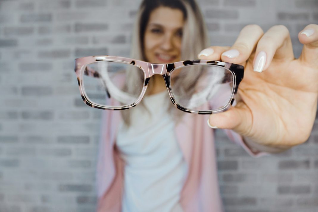 Tips Memilih Bingkai Kacamata Berdasarkan Bentuk Wajah
