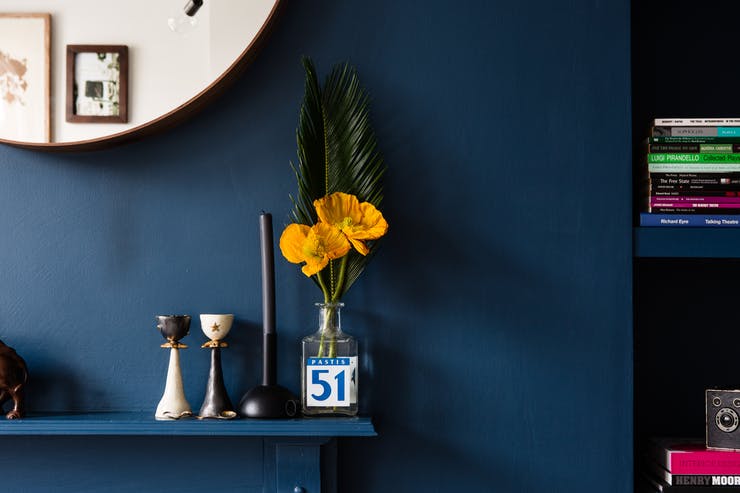 9 Padu Padan Warna yang Cocok dengan Dekorasi Biru di Dalam Rumah