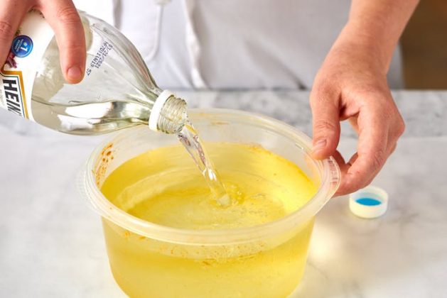 Punya Noda Membandel di Wadah Plastik? Begini Cara