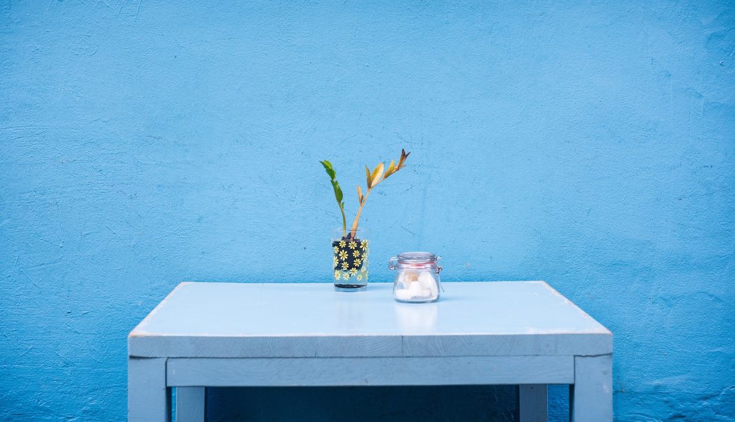 9 Padu Padan Warna yang Cocok dengan Dekorasi Biru di Dalam Rumah