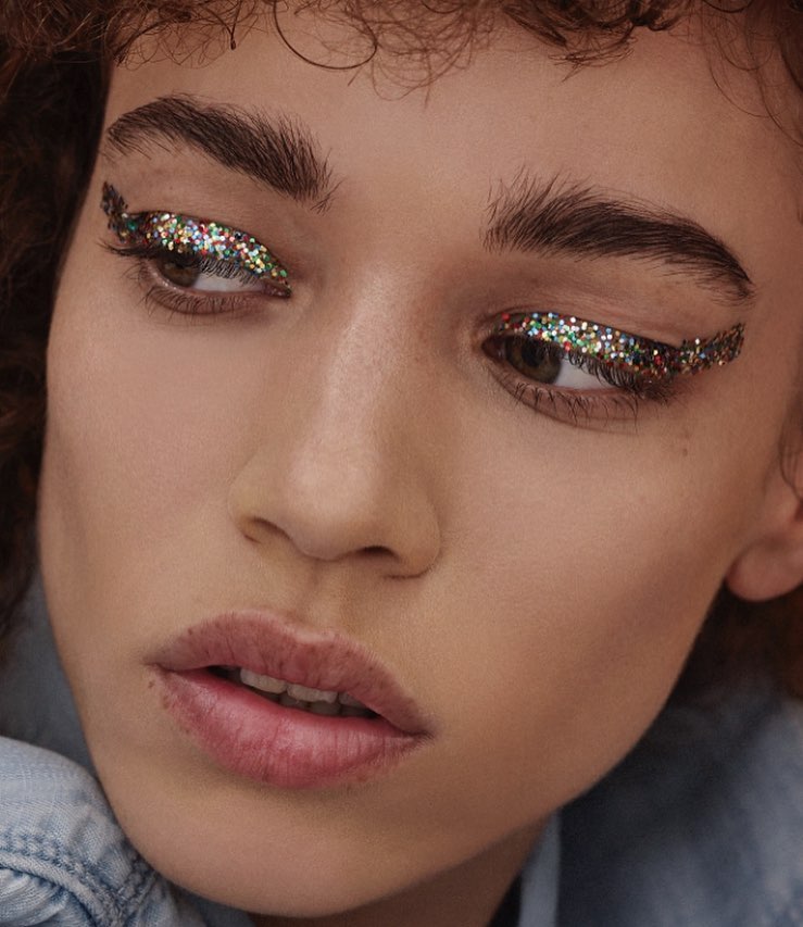 Dari Soft Sampai Maksimal, Ini Inspirasi Glitter Eyeliner untuk Kamu Coba