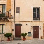 Rumah-Rumah di Kota Sambuca di Italia Ini Dijual dengan Harga €1 Aja!