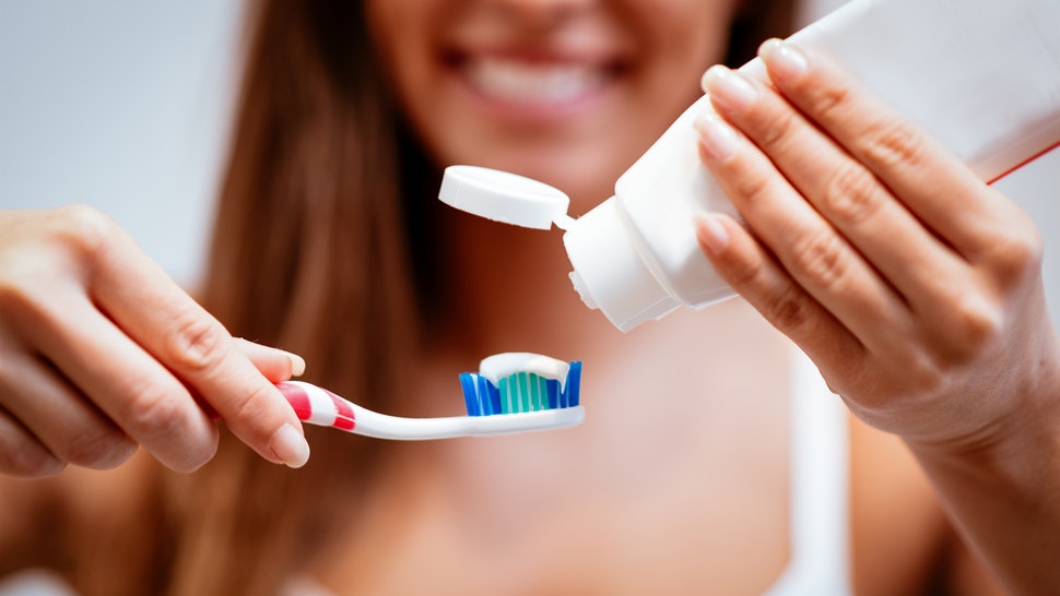 5 Cara Terbaik untuk Memutihkan Gigi, Berdasarkan Dentist!