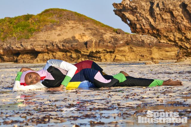 Halima Aden Jadi Model Burkini dan Hijab untuk Majalah Sports Illustrated Swimsuit!