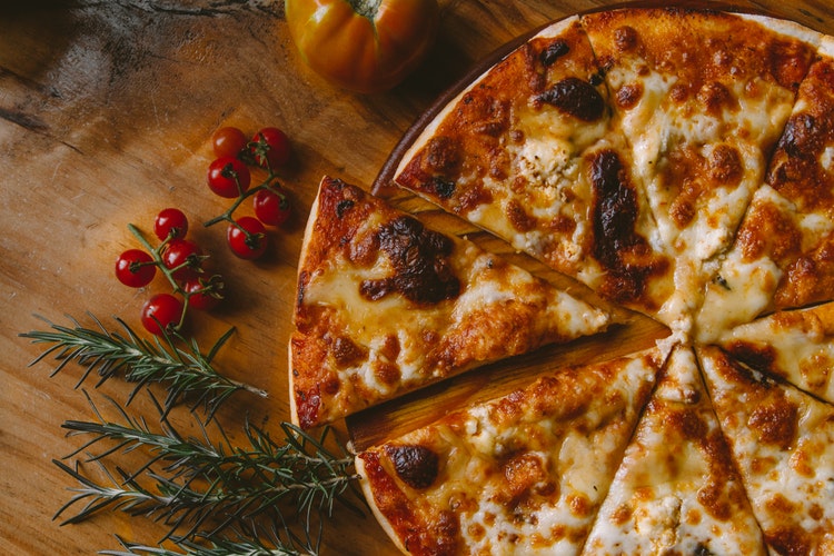 Topping Pizza Berdasarkan Zodiak Kamu