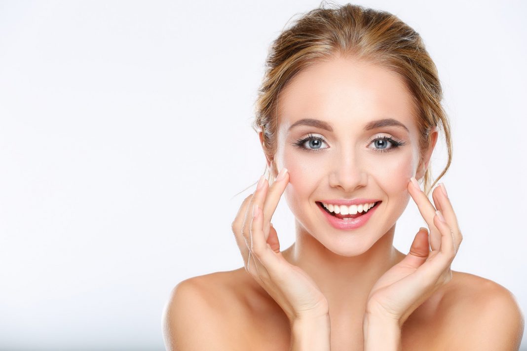 Tips Mendapatkan Kulit Wajah Bersinar Dengan Makeup Minim