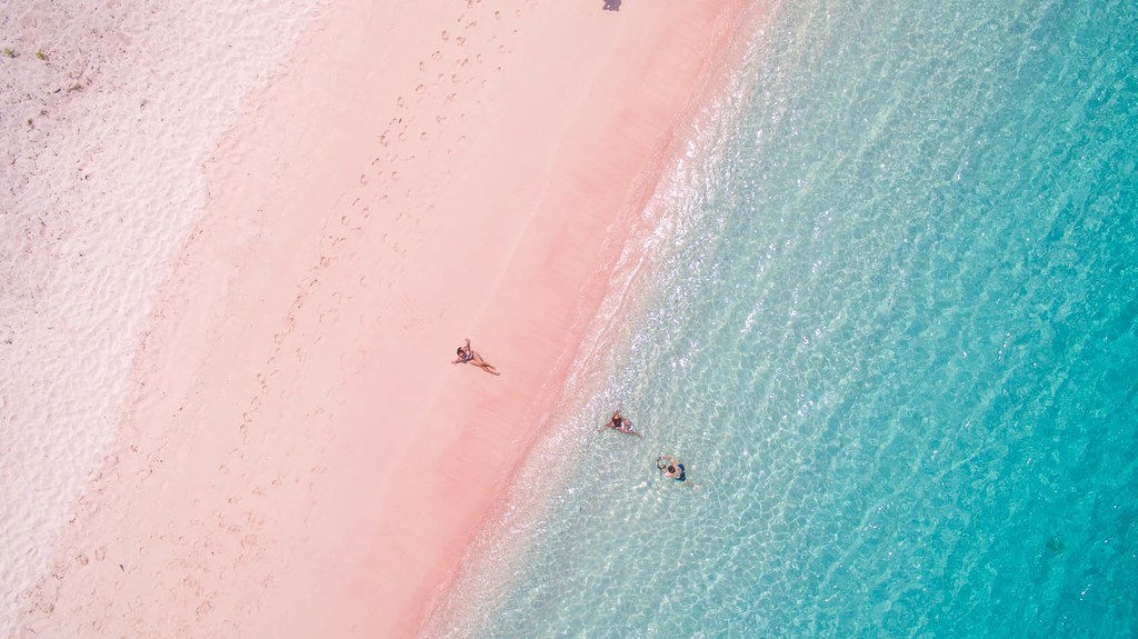 Destinasi Pantai dengan Pasir Pink di Seluruh Dunia