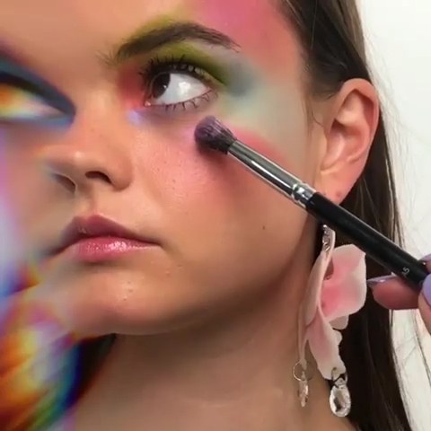 Ethereal Watercolor Makeup, Inspirasi Nyentrik untuk Semarakkan Musim Panasmu