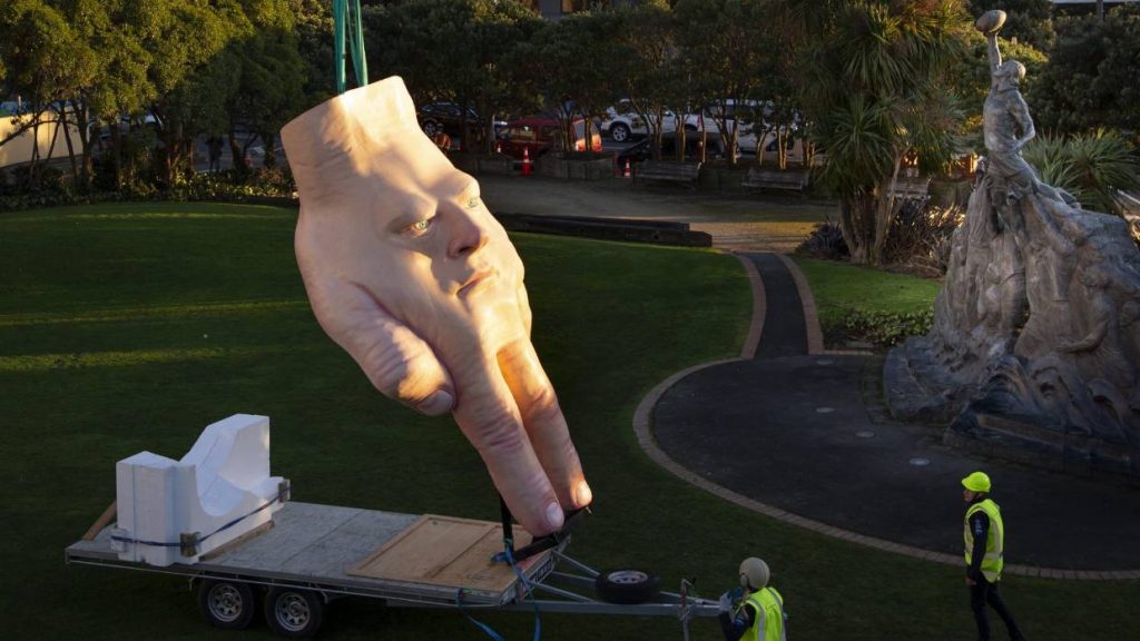 Quasi, Patung Seram Berbentuk Tangan di Selandia Baru