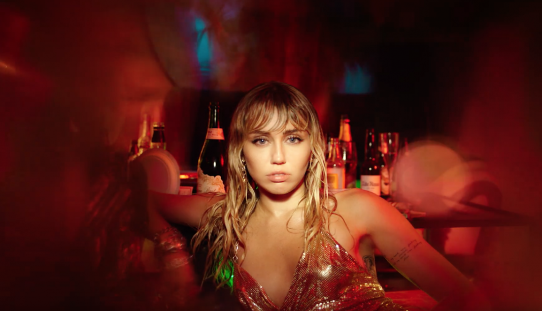 Miley Cyrus Tunjukin Kesedihan dan Keputusasaan di Video Musik “Slide Away”