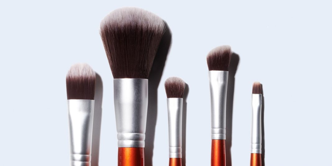 5 Langkah Efektif Bersihkan Makeup Brush