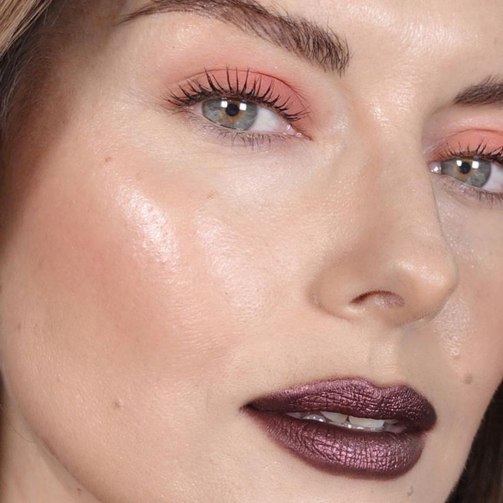 4 Rahasia Makeup Glowing Menggunakan Produk Skincare ala Katie Jane Hughes