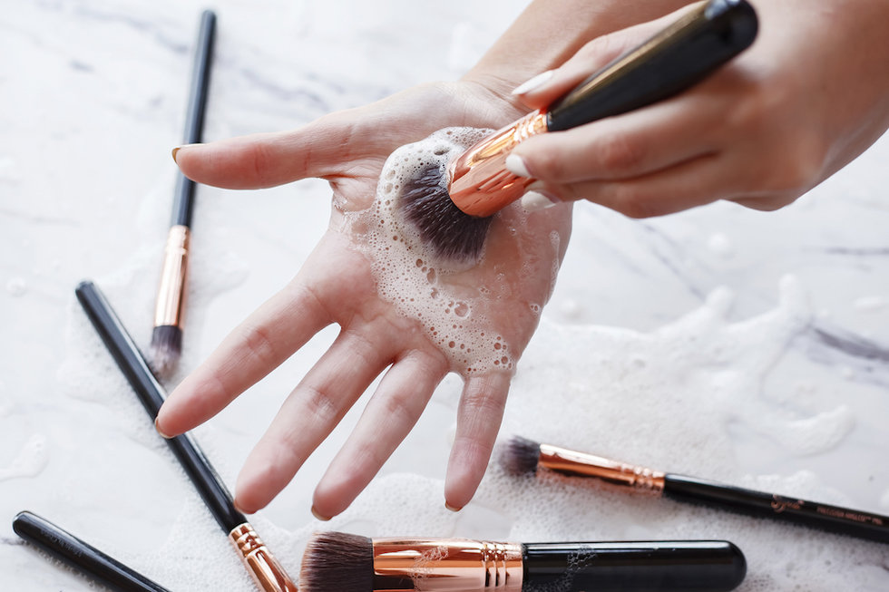 5 Langkah Efektif Bersihkan Makeup Brush