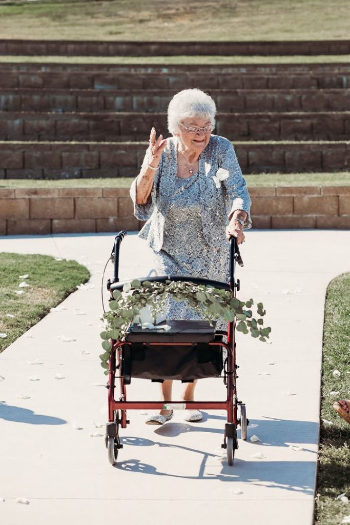Pasangan Pengantin Merekrut 4 Nenek sebagai Pembawa Bunga dalam Pernikahan Mereka