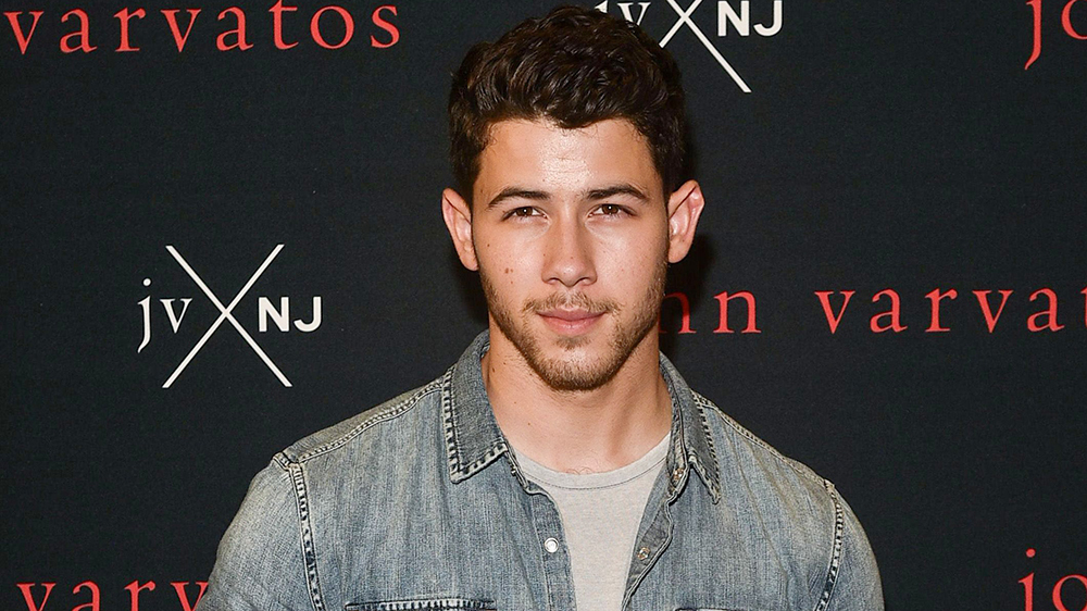 Oh No! Nick Jonas Digerayangi Penggemar Saat Konser Jonas Brothers