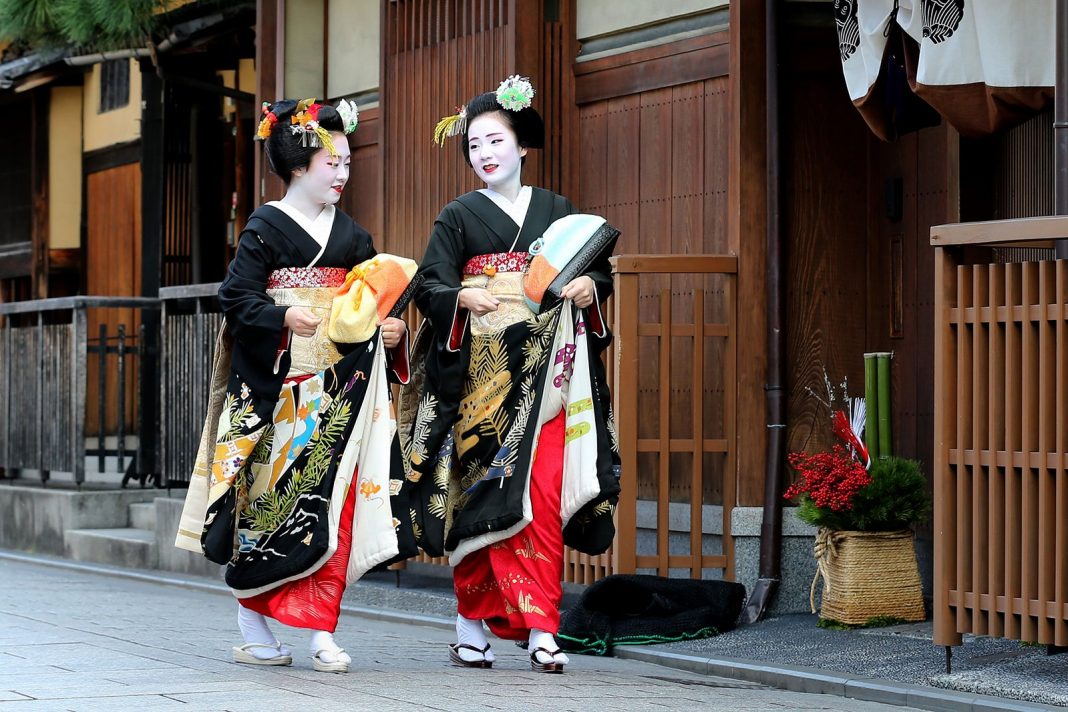 Wisatawan Dilarang Mengambil Foto Geisha di Jalan Pribadi Distrik Kyoto