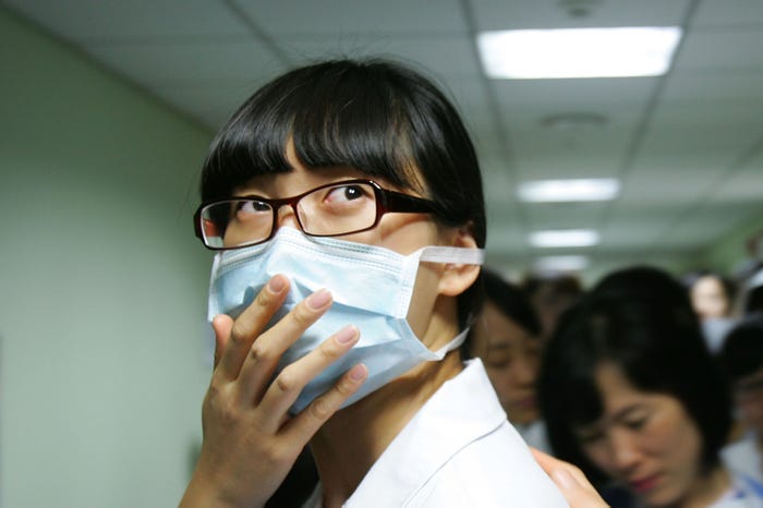 Kebijakan Baru Melarang Wanita di Jepang Menggunakan Kacamata Saat Kerja