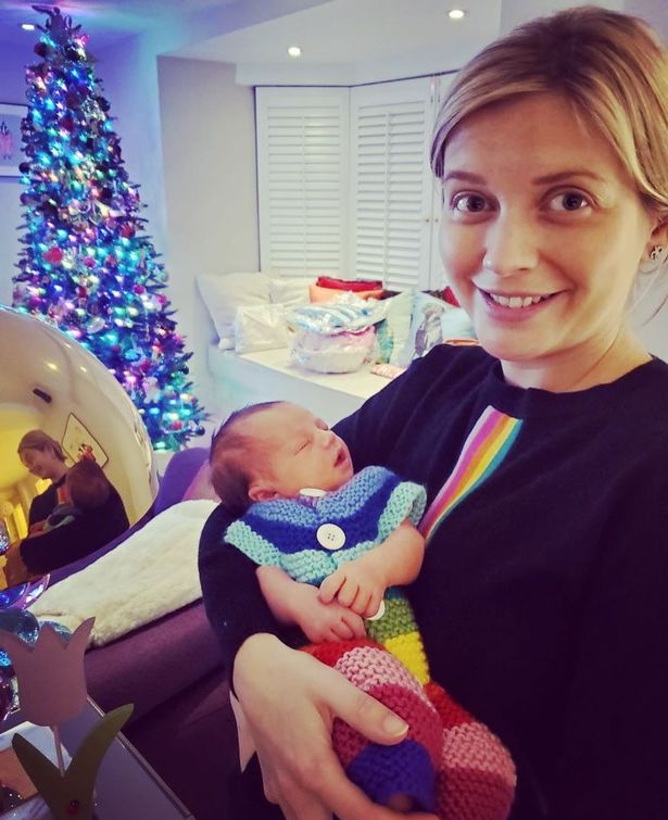 Unik, Rachel Riley Lahirkan Bayi Perempuannya di Kamar Mandi