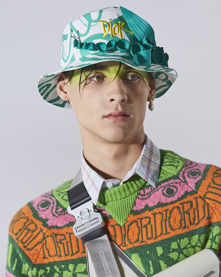 Peragaan Busana Dior Dihiasi Model Pria dengan Makeup Neon Tebal