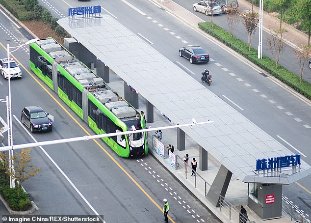 Kereta tanpa Jalur Fisik Seharga 120 Juta Dollar Diluncurkan di Sichuan, Cina