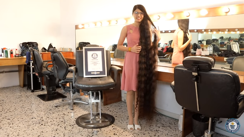 Remaja Pemecah Rekor Dunia dengan Rambut Sepanjang 6 Kaki