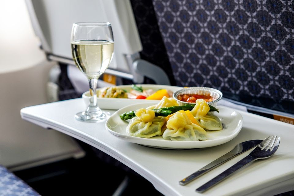 Ini Lho Alasan Makanan Memiliki Rasa Berbeda Saat di Pesawat